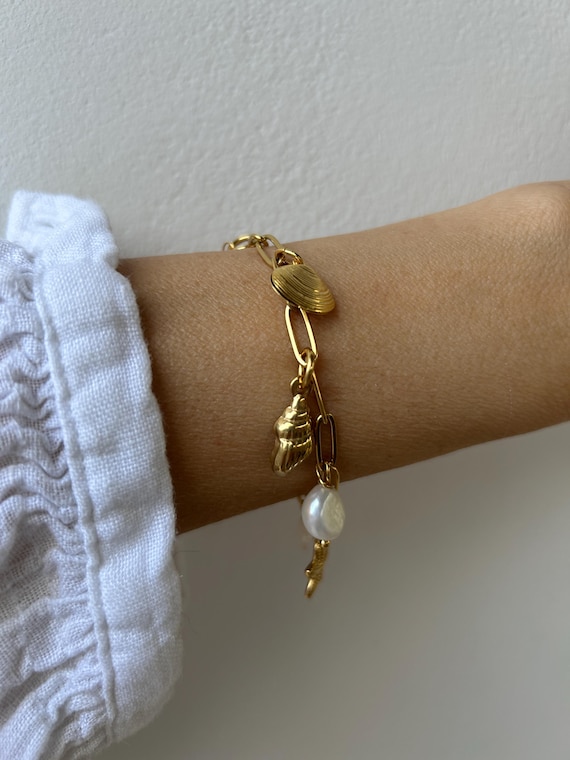 Multi charm bracelet. Paper clip bracelet with stainless steel charms and pearl. Gold, silver.