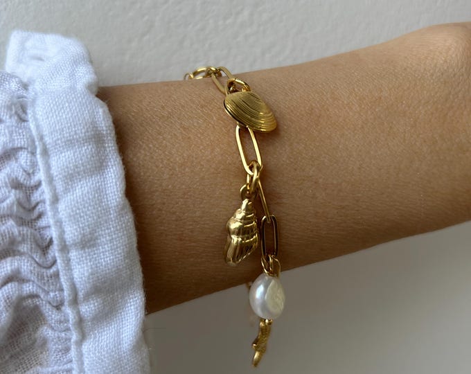 Multi charm bracelet. Paper clip bracelet with stainless steel charms and pearl. Gold, silver.