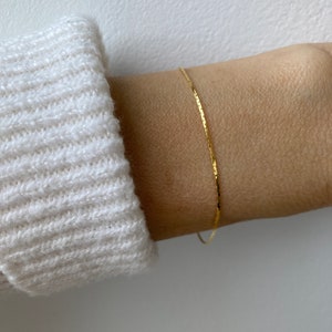 Minimalist bracelet. Dainty chain bracelet. Snake chain bracelet. Thin chain bracelet. Skinny bracelet. 18k gold filled chain bracelet.