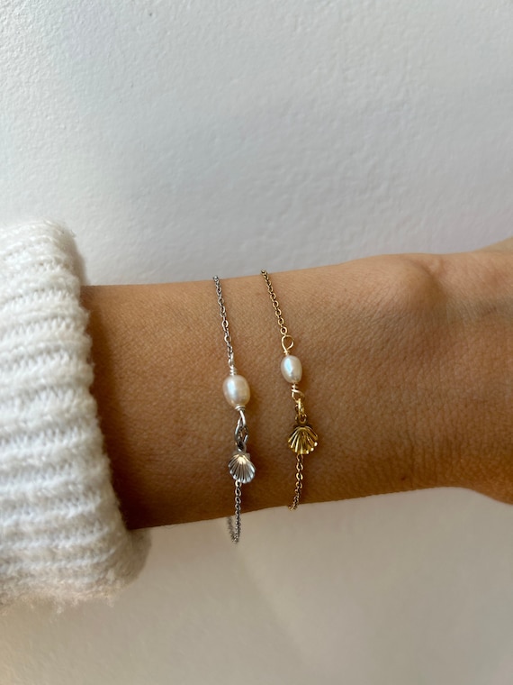 Dainty pearl bracelet. Tiny pearl and shell bracelet. Tiny shell charm bracelet. June birthstone. Gold/silver chain bracelet.
