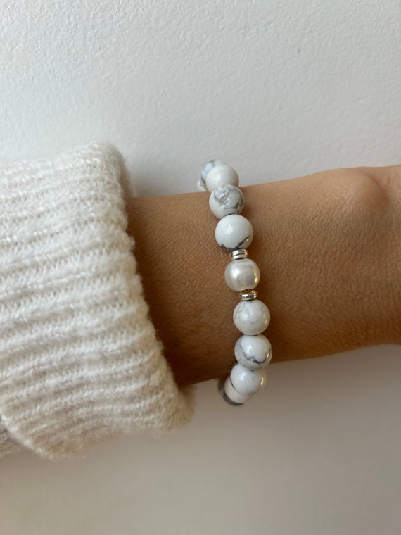 Howlite and pearl beaded bracelet. Unisex beaded stretch bracelet. Crystals for soothing and calming. 8mm beads