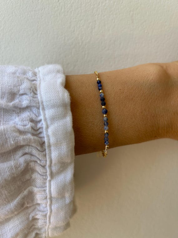 Beaded sodalite bracelet.  Dainty sodalite chain bracelet. Gold filled/ sterling silver. Emotional healing crystal bracelet.