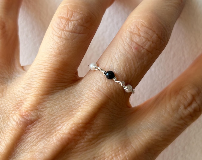 Dainty Pearl and black tourmaline Chain Ring - Gold Filled/sterling silver Ring - Minimalist Jewelry