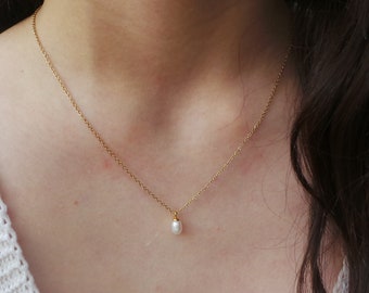 Pearl necklace. Bridal necklace. Simple pearl necklace. Teardrop pearl necklace. Gold, silver, rose gold chain.