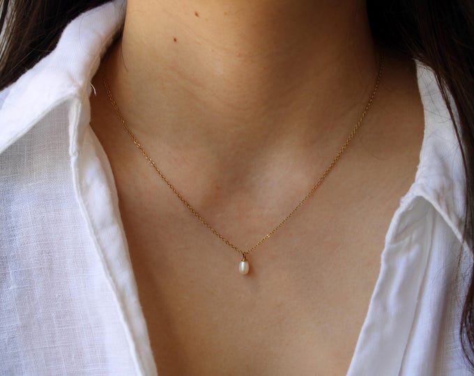 Pearl necklace. Bridal necklace. Simple pearl necklace. Teardrop pearl necklace. Gold, silver, rose gold chain.