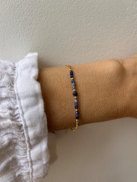 Beaded sodalite bracelet.  Dainty sodalite chain bracelet. Gold filled/ sterling silver. Emotional healing crystal bracelet.