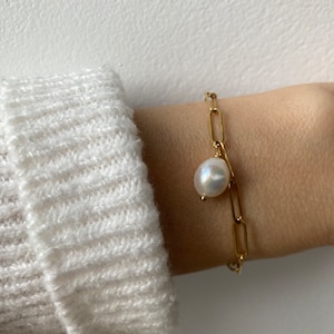 Chunky pearl bracelet. Paper clip pearl bracelet. Baroque pearl bracelet. Single pearl bracelet.