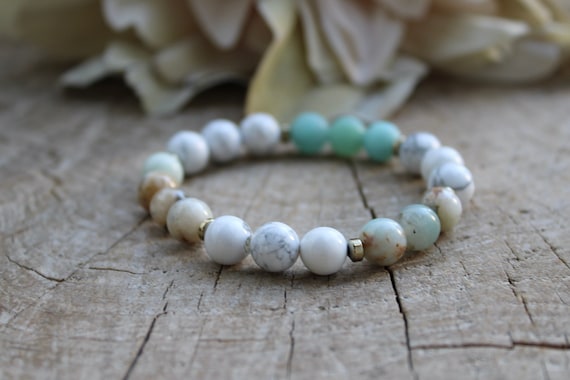 Amazonite and howlite beaded bracelet. Unisex beaded stretch bracelet. Crystals for stress relief and calming energy. 8mm