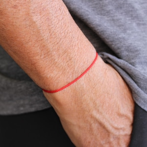 Semplice cordino rosso da uomo. Chiusura in acciaio inossidabile. Cordoncino rosso del destino. Braccialetto con cordino protettivo.