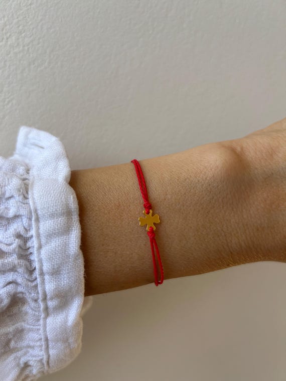 Red String of Fate Bracelet. Four leaf clover cord bracelet. Circle charm bracelet. Karma bracelet. Eternity bracelet.