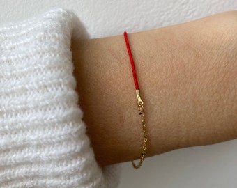 Rotes Armband. Rote Schnur des Schicksals Armband. Rote Schnur und Kettenarmband.