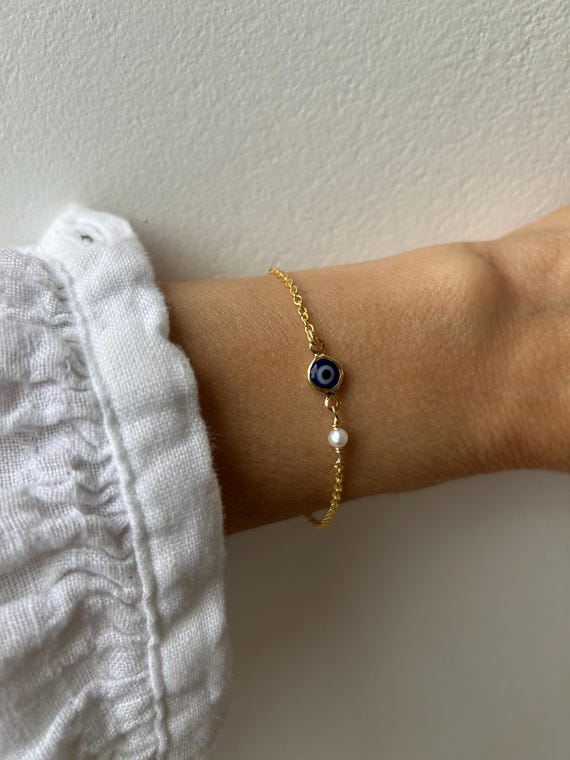 Evil eye and pearl bracelet. Gold filled evil eye bracelet. Greek mati. Blue evil eye.  Gold evil eye. Protection bracelet.