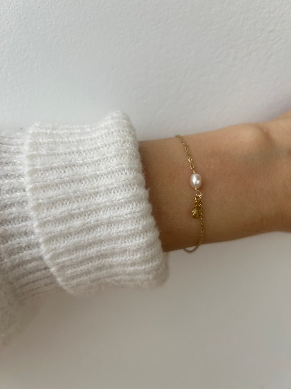Dainty pearl bracelet. Tiny pearl and shell bracelet. Tiny shell charm bracelet. June birthstone. Gold chain bracelet.