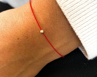 Armband i 14K guld med rött sidensnöre: Minimalistiskt skyddande önskearmband
