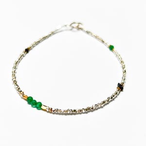 Bracciale minimalista con perle in argento con diamante grezzo nero e perle di smeraldo