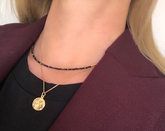 Delicado collar de espinela negra: joyería de plata esterlina bañada en oro