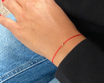 Pulsera de los deseos con hilo de seda roja en oro de 14 quilates: joyería minimalista de la amistad