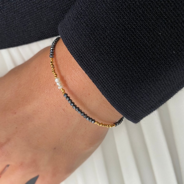 Bracelet spinelle noir et or 24K, bracelet délicat minuscule spinelle, bracelet minimaliste en pierres précieuses