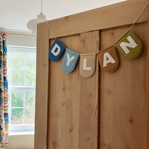 Guirnalda de fieltro grande personalizada estilo bohemio - Decoración infantil personalizada con motivos de tierra y mar - Banderines de fieltro azul, marrón y verde con nombre