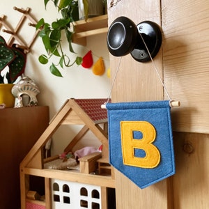 Placa de porta infantil - Faixa de feltro inicial personalizada - Bandeira de letras coloridas personalizadas - Presentes fofos para decoração de berçário e sala de jogos infantil Bandeira de nome
