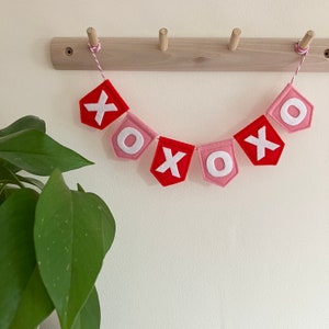 Pink & Red Felt Bunting Valentine Decoration - Personalised Scallop or Spearhead Flag Felt Garland - Valentine's Day Love Cutie Heart Prop