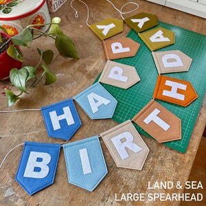 Banderines de fieltro con nombre personalizado, estilo bohemio, con motivos de tierra y mar, decoración de punta de lanza de fieltro, decoración para habitación infantil escandinava, decoración en azul, verde y marrón. imagen 8