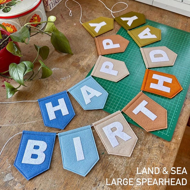 Banderines de fieltro con nombre personalizado, estilo bohemio, con motivos de tierra y mar, decoración de punta de lanza de fieltro, decoración para habitación infantil escandinava, decoración en azul, verde y marrón. imagen 8