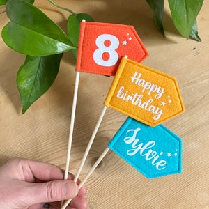 Topper per torta di buon compleanno - Decorazione mini bandiera personalizzata - Decorazione per feste per bambini in feltro riutilizzabile - Ricordo di celebrazione - Numero di età