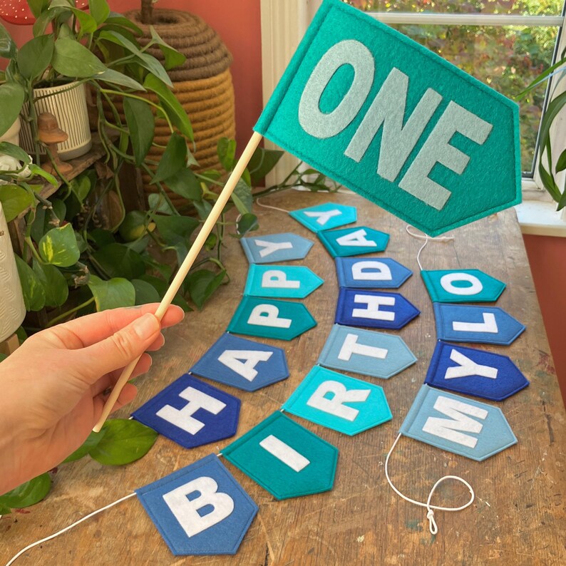Gepersonaliseerde vlagdecoratie - naam of woord vilten vlag aangepaste kleur - Wild Read Play Love speerpuntvlag - Kinderkamer Kinderkamer afbeelding 2