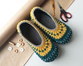 Häkeln Sie für Erwachsene Hausschuhe - Senf, blau und grau - Damen Hausschuhe - unisex Pantoffel Socken - vegane Hausschuhe - Retro - bequem