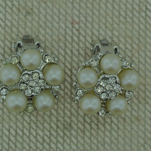 Vintage 1980&#39;s Crystal and Faux Pearl Clip On earrings