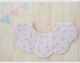 HAKLAPP TILL BABYFLICKA, vågig haklapp, vändbar, formell haklapp, unik design, små prickiga blommor / rosa, japansk dubbel gasväv, kawaii