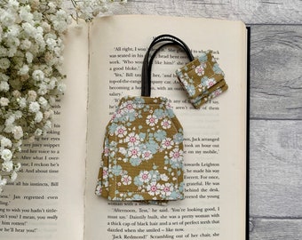 Tea bag bookmark, reading gifts for book lovers, book and tea gift, green floral bookmark, bookworm gifts, tea bag gift for friends