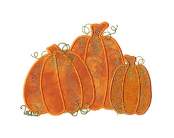 Peut inclure: Trois citrouilles orange avec des vignes vertes, brodées de motifs en spirale. Les citrouilles sont disposées en rangée, la plus grande à l'arrière et la plus petite à l'avant.