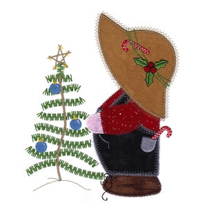 Könnte beinhalten: Ein skurriles Weihnachtsornament aus Filz, das ein Mädchen zeigt, das einen braunen Hut mit einem Zuckerstangen und Stechpalme trägt und neben einem grünen Filz-Weihnachtsbaum mit blauen Kugeln steht.