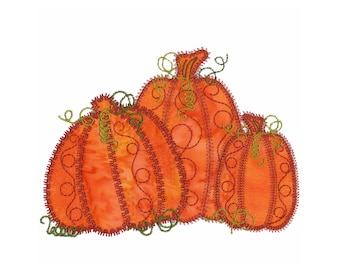 Peut inclure: Trois citrouilles orange avec des tiges et des vignes vertes. Les citrouilles sont brodées de points et de volutes marrons.