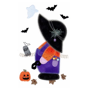Könnte beinhalten: Ein lila-oranges Halloween-Kostüm mit einem schwarzen Hut und einem Spinnennetz. Das Kostüm hält eine Maske und einen Kürbis. Im Hintergrund sind Fledermäuse und ein Geist zu sehen.