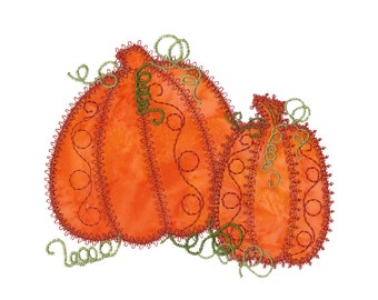 Peut inclure: Deux citrouilles orange avec des vignes vertes, cousues avec du fil brun, sur un fond blanc.
