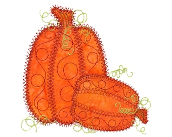 Peut inclure: Deux citrouilles orange avec des points de couture complexes et un motif en spirale. Les citrouilles ont des vignes vertes.