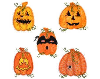 Peut inclure: Cinq citrouilles orange avec des expressions faciales différentes. Une citrouille a un motif de toile d'araignée, une autre a un masque noir et trois ont des visages sculptés.