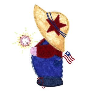 Könnte beinhalten: Eine rote, weiße und blaue Patchworkpuppe mit einem Strohhut mit rotem Stern. Die Puppe hält ein Feuerwerk und eine kleine amerikanische Flagge.