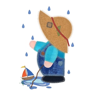 Könnte beinhalten: Eine blaue und Jeans-Patchwork-Puppe mit einem braunen Strohhut steht in einer Pfütze mit einem kleinen roten und weißen Segelboot, das in der Pfütze schwimmt. Blaue Regentropfen fallen vom Himmel.