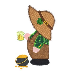 Könnte beinhalten: Ein brauner Filz-Zwerg, der ein grünes Hemd mit Kleeblättern, einen braunen Hut mit einem Kleeblatt und eine braune Hose trägt. Der Zwerg hält ein grünes Bierglas und einen Topf mit Gold.