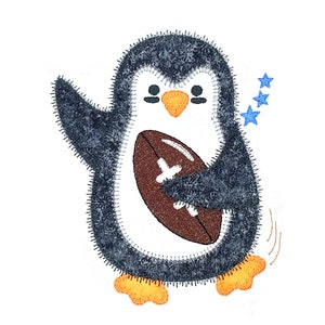 Puede incluir: Un pingüino azul con una pelota de fútbol marrón en sus aletas. El pingüino lleva una barriga blanca y tiene un pico y patas amarillas. Hay tres estrellas azules en la esquina superior derecha de la imagen.