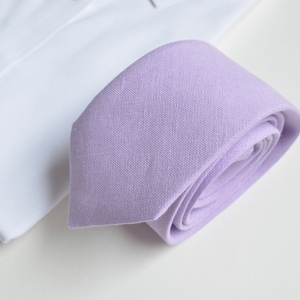 Iris, lila linnen stropdas, vlinderdas - paarse trouwstropdassen - stropdas bruidegom