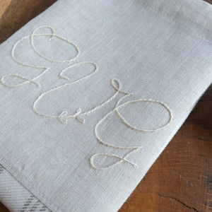 Sac de lingerie brodé à monogramme pour femme - Sac à cordon en lin rustique - Anniversaire de lin - Cadeau personnalisé belle-mère