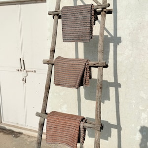 Grau/braun gestreifte Wolldecke