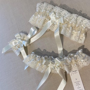 Ensemble cadeau jarretière pour mariée crème riche - sac à mélanger et six pence - jarretelles de mariée de luxe en dentelle vintage - goutte de perle - cadeau de mariage pour meilleure amie