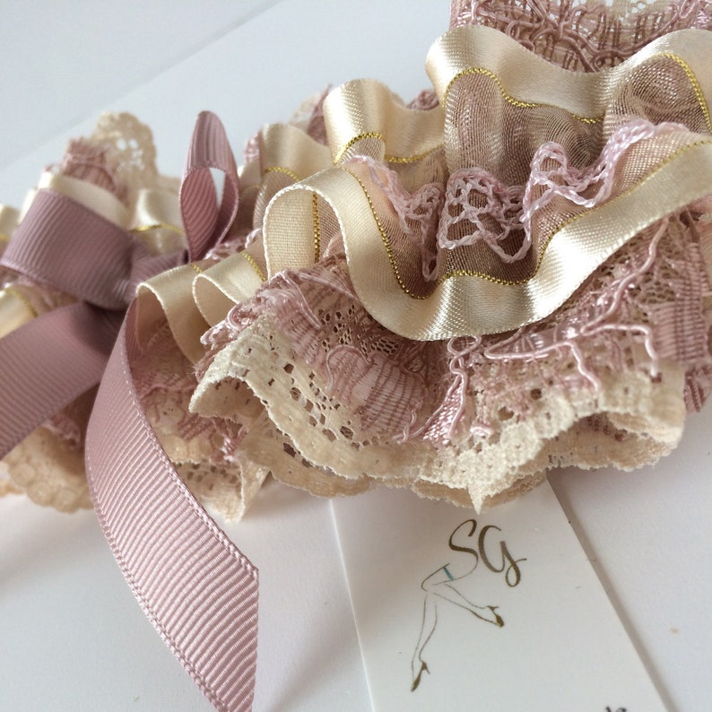 Vintage 1950/'s style Wedding Garter in a Champagne Nude /& Dusty Pink Lace Ruffle pearl bow Boho Garter Costume Fancy Dress