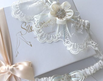 Heirloom Ayana Wedding Garter Set, encaje de tul francés bordado - Con liga Toss - flores de seda hechas a mano Incluye caja de regalo de lujo,